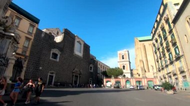 Yazın güneşli bir günde Napoli, İtalya 'daki İsa Meydanı' nda (Piazza del Ges nuovo) 4k zaman aşımı. 