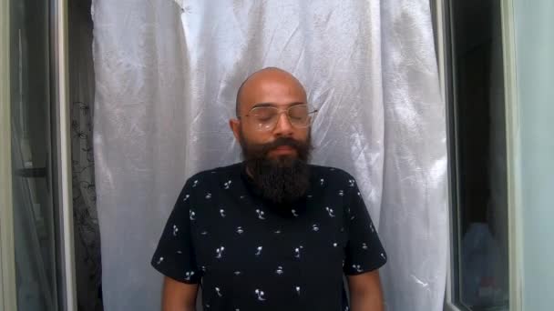 Frontal Melihat Seorang Gay Muda Menghabiskan Pagi Rumah Dekat Jendela — Stok Video