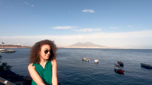Retrato Mujer Joven Mirando Panorama Pie Carretera Con Mar Vesuvio — Vídeo de stock