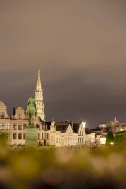 Ünlü Kunstberg veya Mont des Arts (Sanat Dağı) bahçelerinin gözlem güvertesinden bakış açısı - Brüksel, Belçika. Çiçek yataklarının her iki tarafında dinlenmek için banklar var..