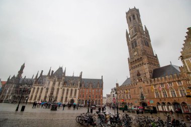 Brüksel (Bruxelles), Belçika Panoramik görünümü Ortaçağ evleri ve Belfort Kulesi, gökyüzü bulutları 