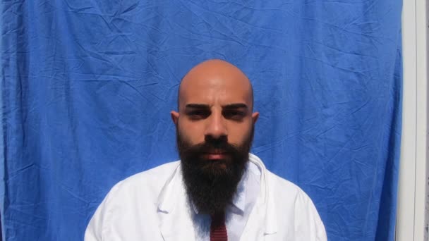 Médico Caucásico Profesional Con Barba Guantes Usando Está Sosteniendo Halcón — Vídeos de Stock