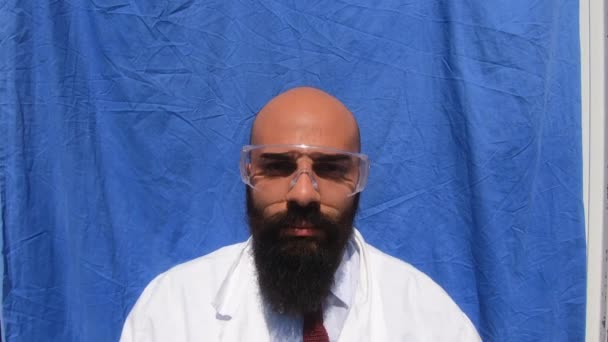Médico Caucásico Profesional Con Barba Guantes Con Máscara Médica Hospital — Vídeos de Stock