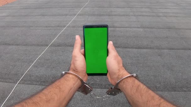 Mladý Muž Silnici Sledovat Zelené Obrazovky Smartphone Vertikálním Režimu Zatímco — Stock video