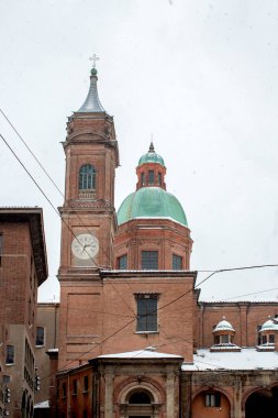 Kapatın. Kışın Bologna 'nın Asinelli Kulesi, karla kaplı. Arka planda beyaz gökyüzü. Emilia Romagna bölgesi (İtalya )