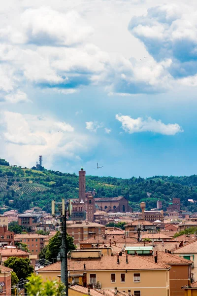 Eski Bologna şehrinin hava panoramik manzarası. Asinelli Kulesi, Torre, San Petronio Kilisesi, Bazilika ve San Luca Kilisesi veya Bazilikası 'nı görmektedir. Bulutlu ve gün batımlı gökyüzü ve arka planda Bolonez tepeleri