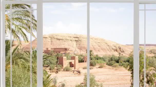 Ait Ben Haddou在鸟类飞行时从白色窗户看到的城市景观 在摩洛哥阿特拉斯山脉的瓦尔扎扎特 Ouarzazate 附近可以看到卡斯巴 1987年至今 联合国教科文组织世界遗产 — 图库视频影像