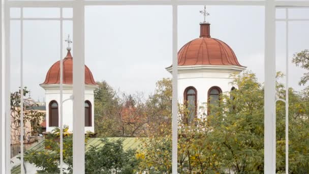 Ortodoxní Zvonice Městská Krajina Jak Vidět Bílého Okna Zatímco Ptáci — Stock video