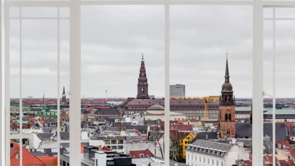 Paisagem Urbana Copenhaga Vista Uma Janela Branca Enquanto Pássaros Voam — Vídeo de Stock