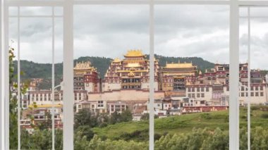 Kuşlar uçarken beyaz bir pencereden görülebilen Şangri-La manzarası. Yunnan Şangri-La Bölgesi 'ndeki en büyük Tibet Budizm Lamastery veya Çin' deki Zhongdian, Diqing Tibet Bölgesi 'nde görülmektedir.