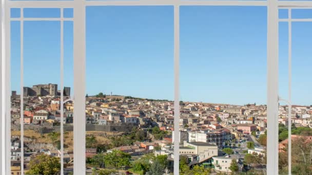 Melfi Stadtbild Aus Einem Weißen Fenster Gesehen Während Vögel Fliegen — Stockvideo