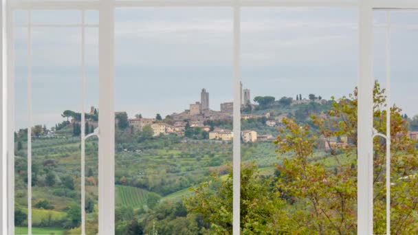 San Gimignano Landskap Sett Från Ett Vitt Fönster Medan Fåglar — Stockvideo
