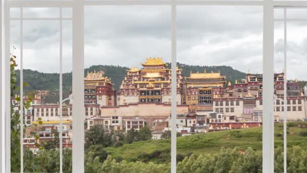 Shangri Paisagem Como Visto Uma Janela Branca Enquanto Pássaros Estão — Vídeo de Stock