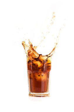 Buz, limon ve su sıçramalarına izole beyaz zemin üzerine yaz egzotik kokteyl