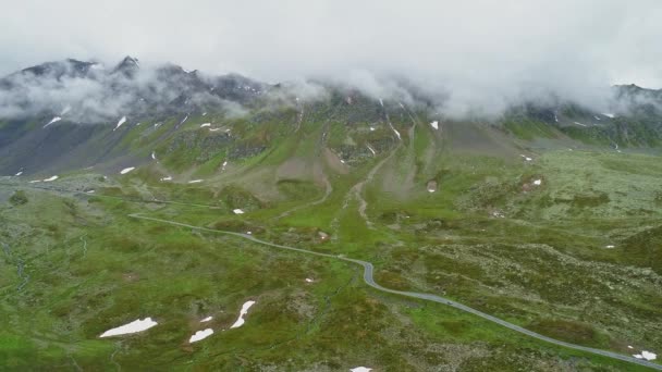 Flug über Strasse zum Pass Fluela in den schweizer Alpen