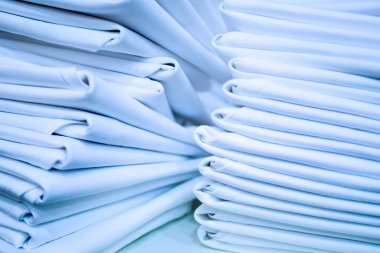 Katlanmış beyaz tablo tabloları yığınını kapat.