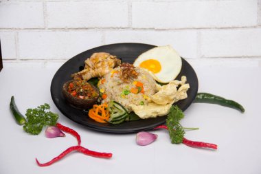 Geleneksel Endonezya Kızarmış Pirinci ve Sunny Side Up Egg