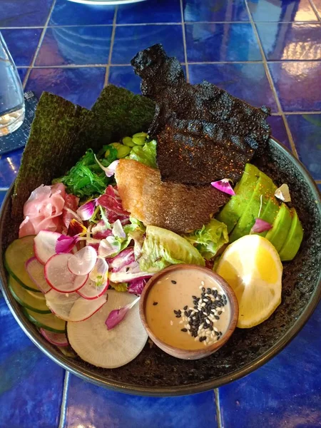 Mavi arkaplanda Asya Salatası