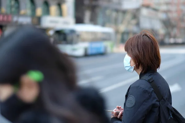 Wanita Memakai Masker Bedah Untuk Mencegah Serangan Jantung Cina — Stok Foto