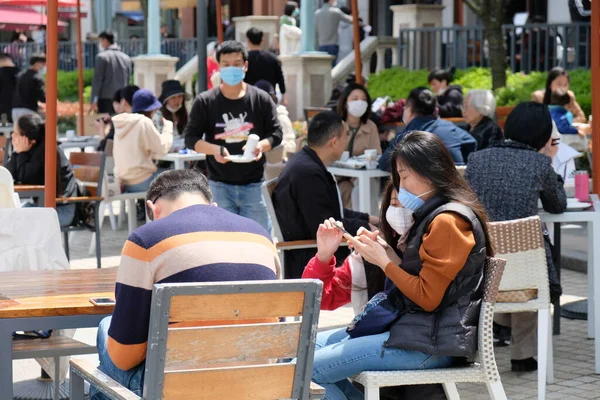 Vida Retorna Normal Muitas Cidades China Multidão Pessoas Sentadas Restaurante — Fotografia de Stock