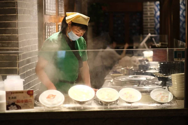 Shanghai China Mai 2020 Koch Kocht Traditionellem Chinesischem Restaurant Und — Stockfoto