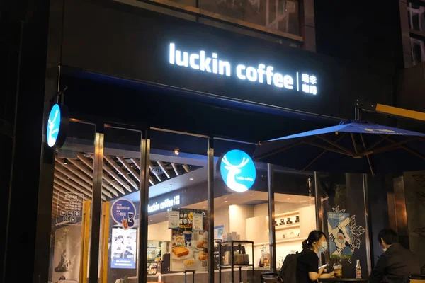Shanghai China May 2020 Café Luckin Noite Com Clientes Sentados — Fotografia de Stock