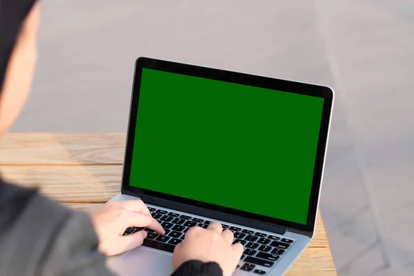 Moet Van Vrouw Met Behulp Van Groene Scherm Laptop Computer — Stockfoto