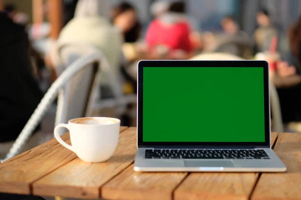 Sluit Een Groene Laptopcomputer Houten Tafel Met Een Kopje Koffie — Stockfoto