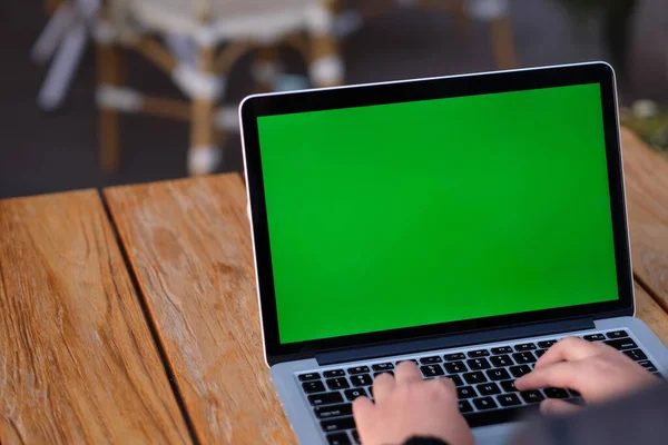 Schouder Van Mensen Met Behulp Van Groene Scherm Laptop Computer — Stockfoto