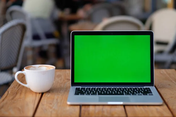 Sluit Een Groene Laptopcomputer Houten Tafel Met Een Kopje Koffie — Stockfoto