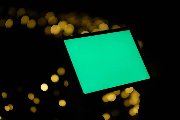 Zamknąć Jeden Zielony Ekran Tablet Ciemności Złoty Bokeh Tło — Zdjęcie stockowe