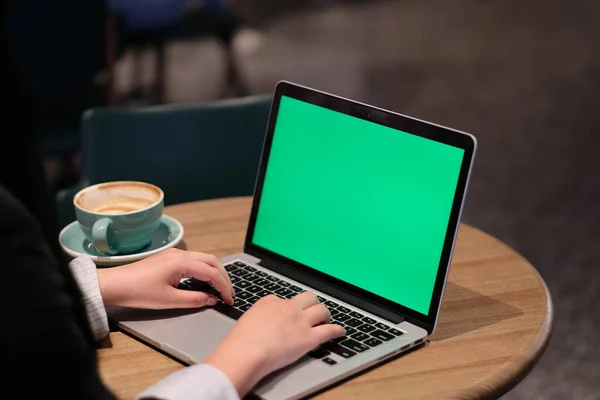 Schouder Van Een Vrouw Met Behulp Van Groene Scherm Laptop — Stockfoto