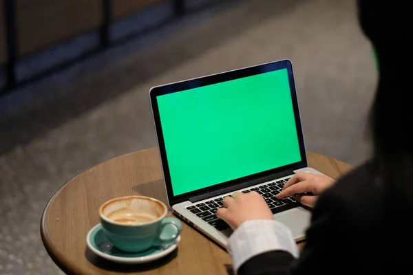 Schouder Van Een Vrouw Met Behulp Van Groene Scherm Laptop — Stockfoto