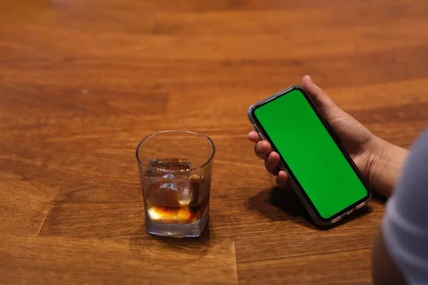 Sopra Spalla Persone Che Utilizzano Smartphone Schermo Verde Bicchiere Bevanda — Foto Stock