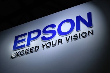 Şangay / Çin-Haziran 2019: EPSON Şirketi 'nin mavi, parlak logosu ve sloganı 