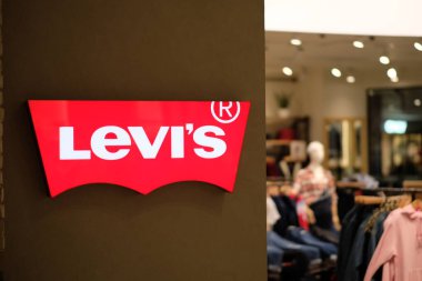Şangay / Çin-Ekim 2019: Mağazanın dış duvarındaki parlak LEVI logosunu kapatın. Arka plan olarak bulanık giyim mağazası. Bir Amerikan kot markası. 