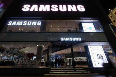 Şangay / Çin-Ekim 2019: Samsung 'un Doğu Nanjing Yolu' ndaki ilk sancak gemisi mağazasının cephesi. Çin 'deki en büyük deneyim merkezi. Geniş açı