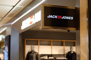 Şangay / Çin-Ekim 2019: JACK & JONES 'in aydınlatılmış mağaza işaretini kapatın. Arka plan olarak bulanık giyim mağazası. Danimarkalı moda markası. Bestseller Grubu 'na ait. 
