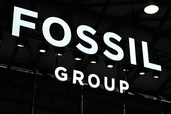 Shanghai China June 2019 White Illuminated Brand Logo Fossil Group — Stock Photo, Image