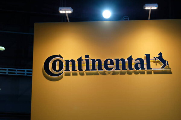 Shanghai / China-June 2019: black brand logo of Continental Automotive on brown board. Немецкая автомобильная компания по производству автомобильных запчастей. Поставщик автомобильных компонентов. Съемки на выставке CES ASIA
