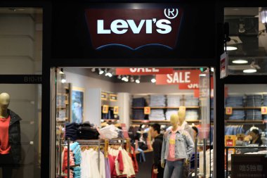 Şangay / Çin-Ekim 2019: Florentia Village Outlets 'teki LEVIS giyim mağazasının ön cephesi. Beyaz markalı logo. İçerideki aydınlanmış giyim mağazası. Bir Amerikan marka kot. 