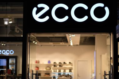 Şangay / Çin-Ekim 2019: Florentia Village Prizleri 'ndeki ECCO ayakkabı mağazasının ön cephesi. Beyaz markalı logo. İçerideki aydınlatma mağazası. Danimarkalı ayakkabı markası.. 
