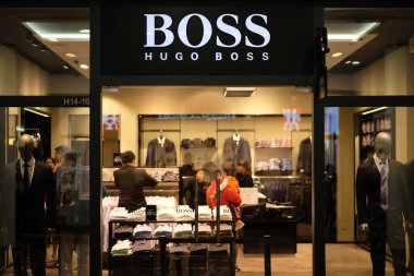 Şangay / Çin-Ekim 2019: Florentia Village Outlets 'teki HUGO Patron Giyim Mağazası' nın ön cephesi. Beyaz markalı logo. İçerideki aydınlanmış giyim mağazası. Bir Alman lüks markası.. 