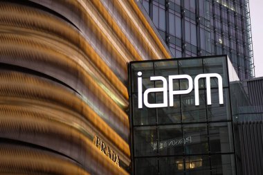 Shanghai / China-Dec.2019: iAPM alışveriş merkezinin logosunu akşam kapatın. Çin, Şangay, Xuhui Bölgesi 'ndeki Huaihai Yolu' nda lüks bir alışveriş merkezi. İçinde birçok lüks marka var.