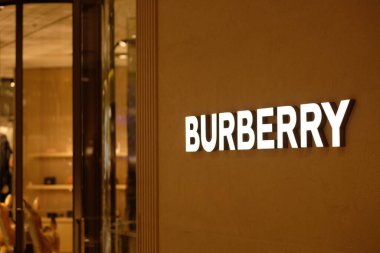 Şangay / Çin-Aralık 2019: BURBERRY 'nin logosunu gece mağazanın dış duvarına kapatın. İngiliz lüks moda markası. Bulanık arkaplan.