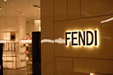 Shanghai / China-Dec.2019: geceleri mağazanın dış duvarındaki FENDI logosunu kapat. İtalyan lüks moda markası. Bulanık arkaplan.