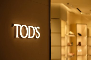 Shanghai / China-Dec.2019: gece, mağazanın dış duvarındaki TOD logosunu kapat. İtalyan lüks moda markası. Bulanık arkaplan.