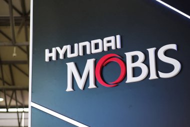 Mavi panoda Hyundai Mobis 'in beyaz markalı logosu. Ünlü Güney Kore araba parçaları şirketi. Otomotiv parçaları tedarikçisi. CES ASIA sergisinde çekim