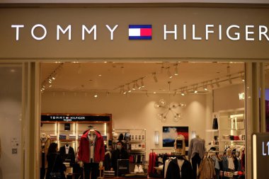 Tommy HILFIGER mağazasının ön cephesi. Amerika 'dan bir giyim markası..