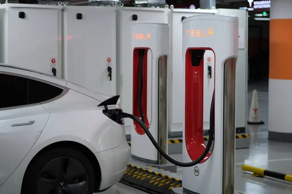Şangay / Çin-20.20: Tesla 'nın bir modeli 3 şarj oluyor.